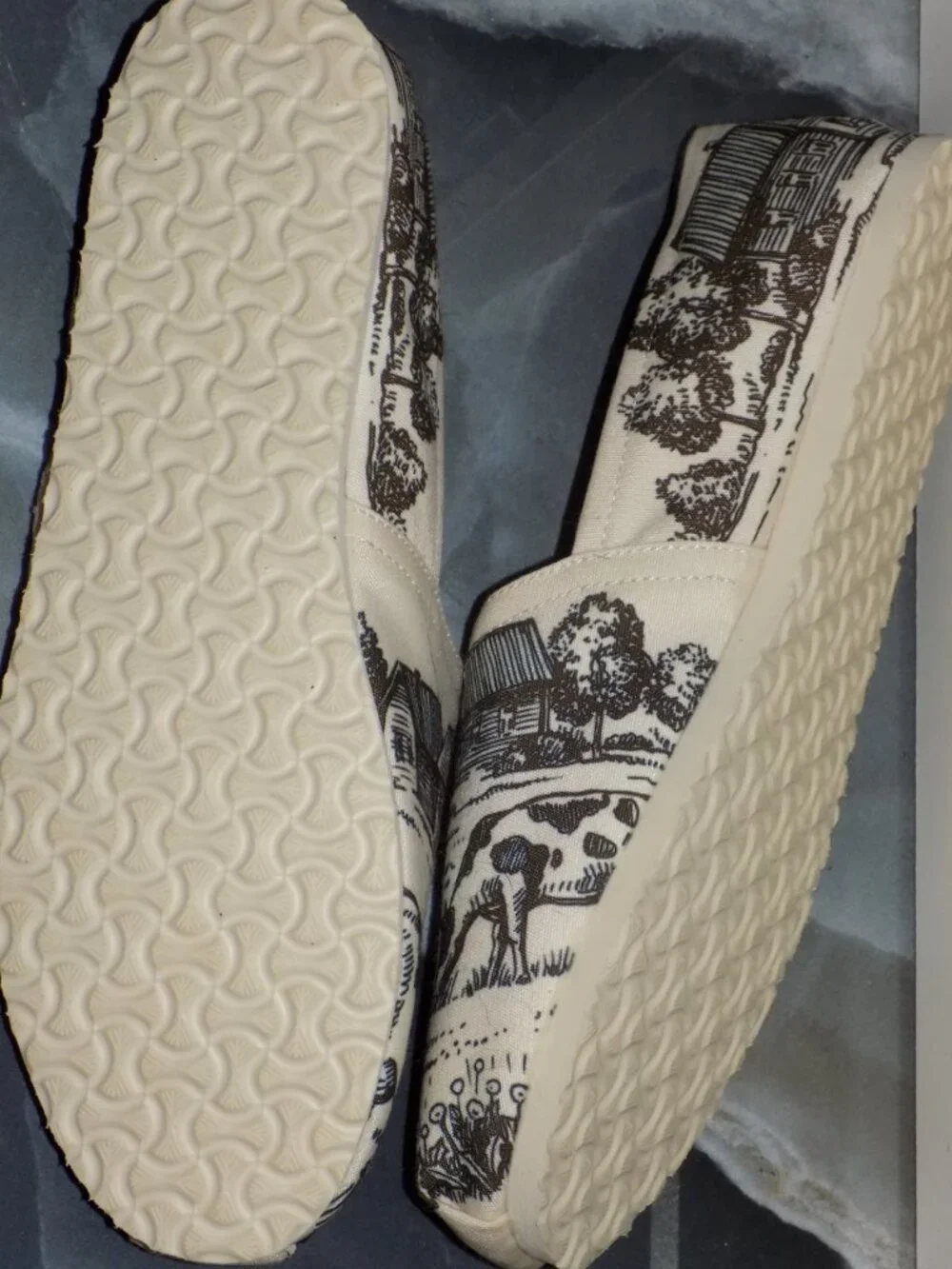 Groove Bags Cow/Farm Print Shoes Size 12 Women's NEW